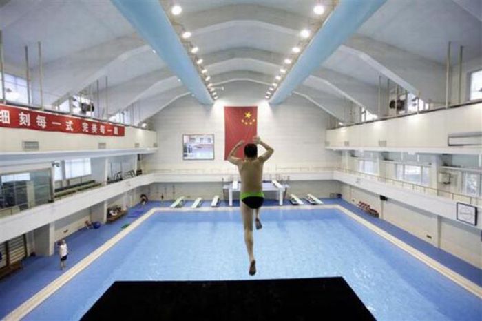 Chinese Kids Learning How to Swim (18 pics)