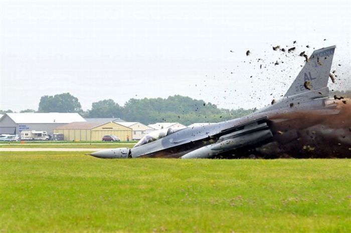 F-16 Landing Mishap (24 pics)