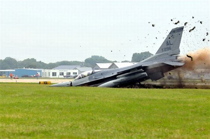 F-16 Landing Mishap (24 pics)