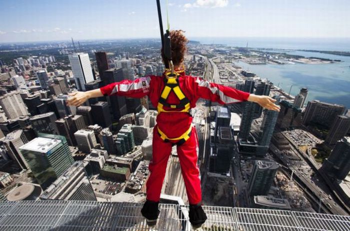 CN Tower EdgeWalk (13 pics + 1 video)