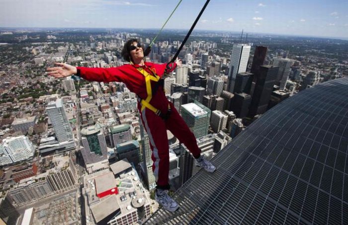 CN Tower EdgeWalk (13 pics + 1 video)