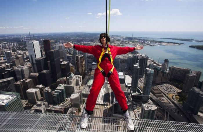 CN Tower EdgeWalk (13 pics + 1 video)