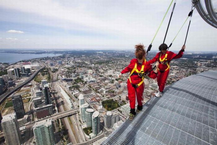 CN Tower EdgeWalk (13 pics + 1 video)