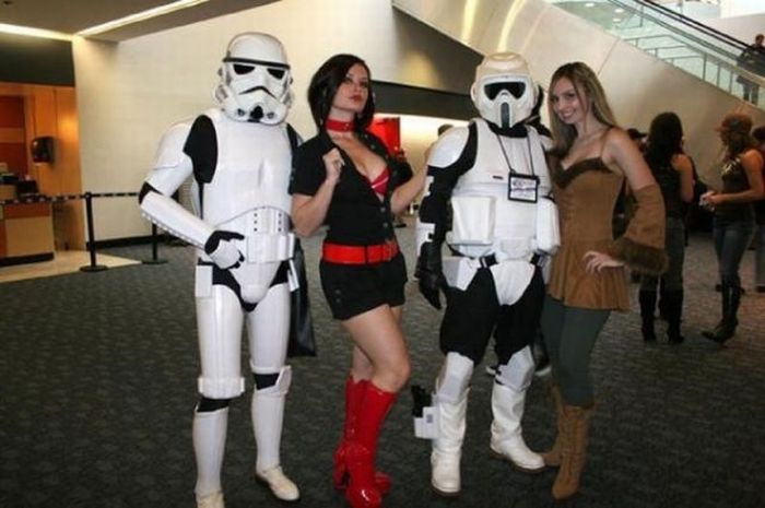 Hot Girls Posing With Stormtroopers (13 pics)