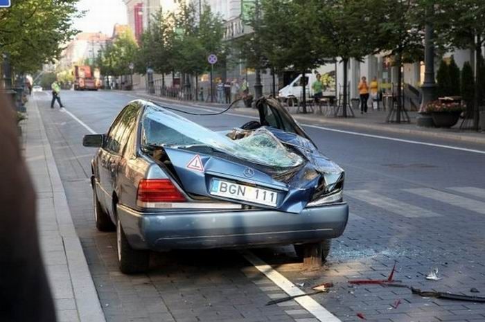 This Is How They Fight Illegal Parking in Lithuania (4 pics + video)