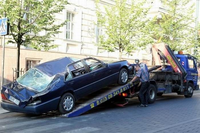 This Is How They Fight Illegal Parking in Lithuania (4 pics + video)