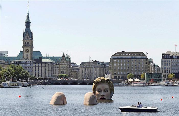 Hamburg Water Woman (11 pics)