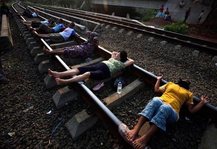 Railroad Tracks Therapy (17 pics)