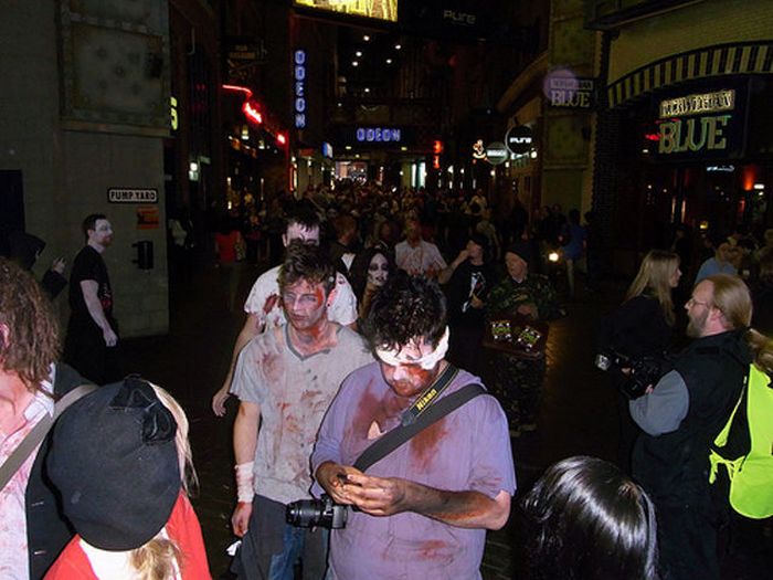 Everyday Life of Zombies (24 pics)