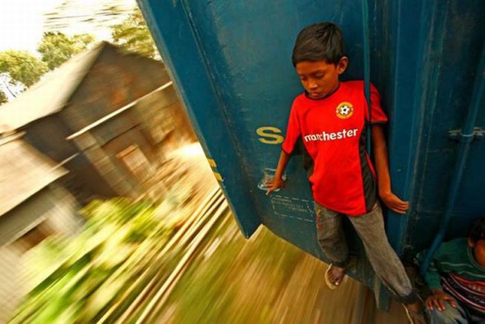 Bangladesh Train Hopping (20 pics)