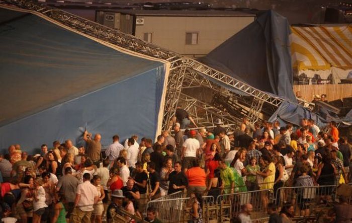 Stage Collapses at Indiana State Fair (5 pics + video)