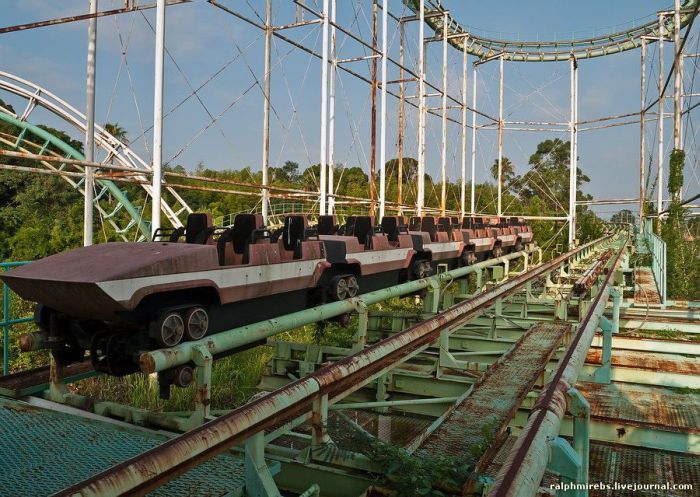 Abandoned Amusement Park in Japan (52 pics)