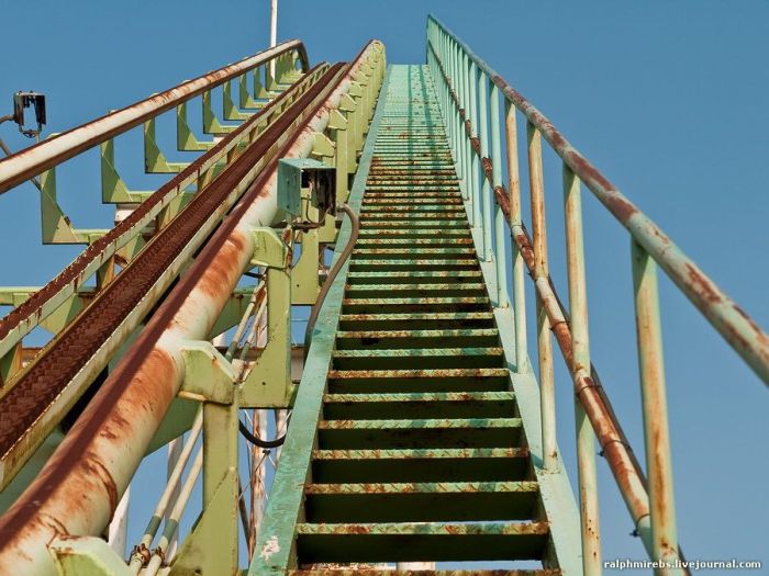 Abandoned Amusement Park in Japan (52 pics)