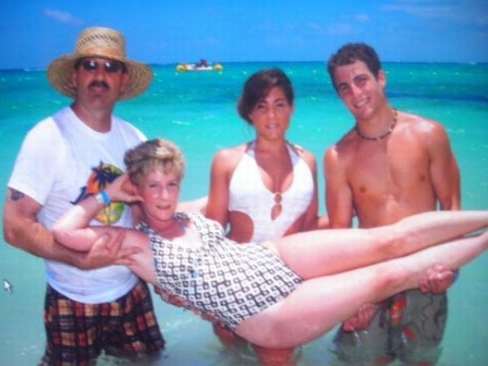 Awkward Family Vacation Photos (51 pics)