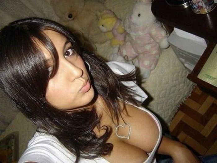 Sexy Girls Cleavage (31 pics)