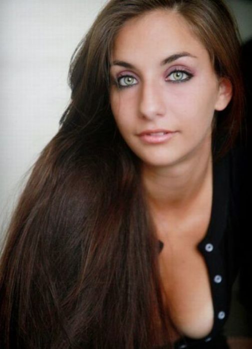 Sexy Girls Cleavage (31 pics)