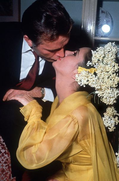 Greatest Celebrity Kisses (9 pics)