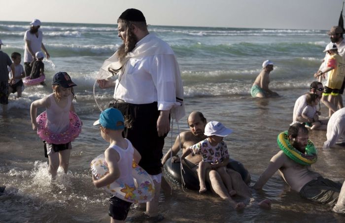 Kosher Beach in Israel (6 pics)