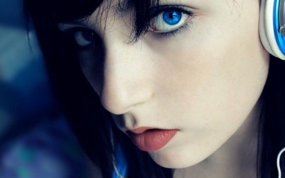 Cute Blue Eyed Girls (25 pics)