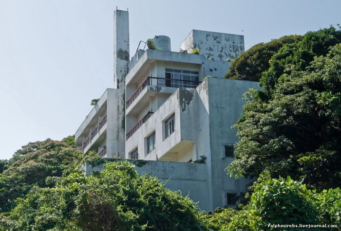 Abandoned Japanese Hotel (37 pics)