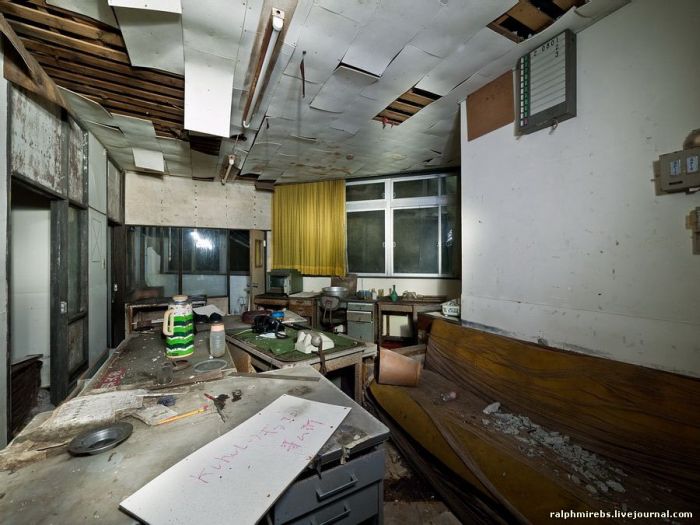 Abandoned Japanese Hotel (37 pics)