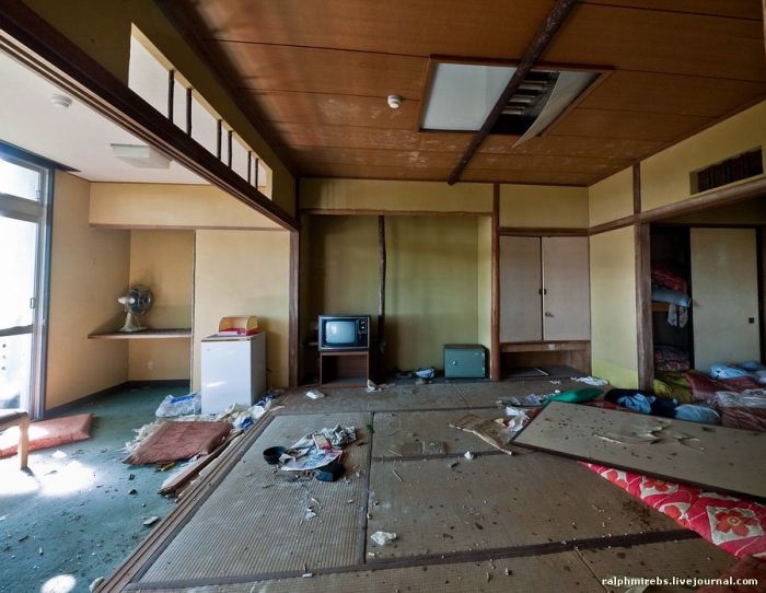 Abandoned Japanese Hotel (37 pics)