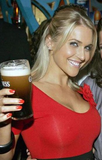 Sexy Girls and Cold Beer (35 pics)