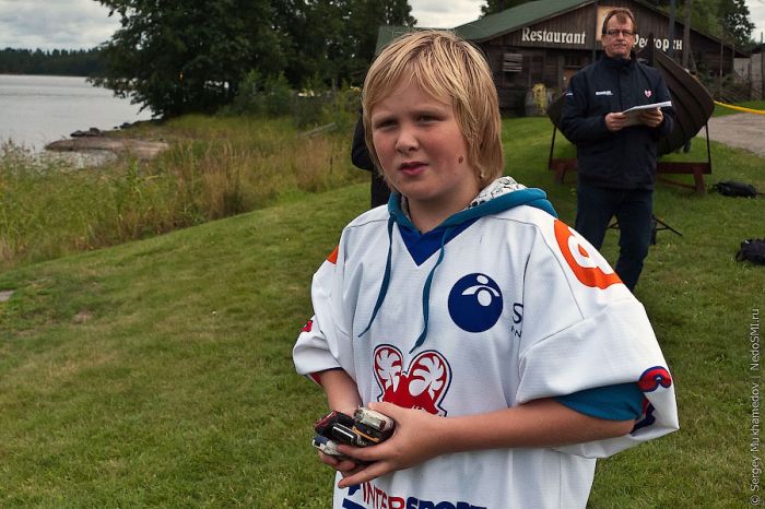 Cell Phone Throwing Contest in Finland (46 pics)