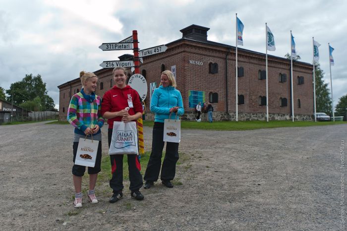 Cell Phone Throwing Contest in Finland (46 pics)