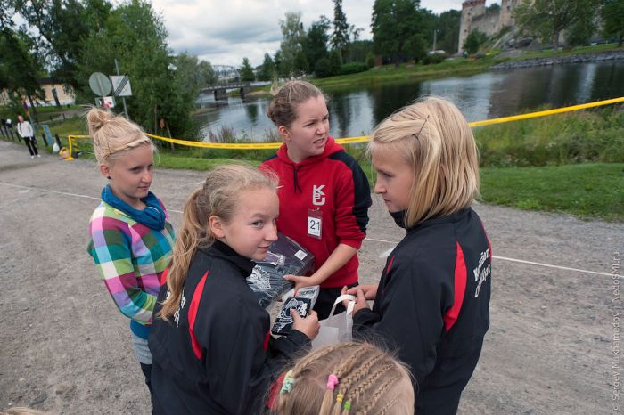 Cell Phone Throwing Contest in Finland (46 pics)