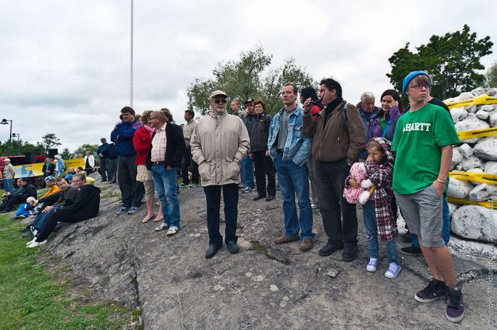 Cell Phone Throwing Contest in Finland (46 pics)