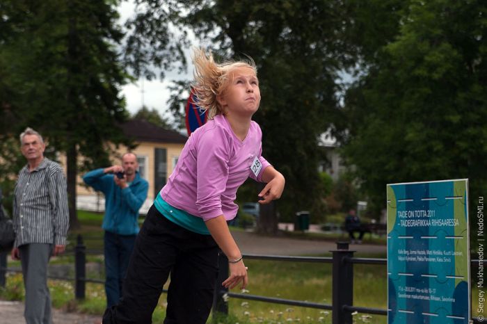 Cell Phone Throwing Contest in Finland (46 pics)