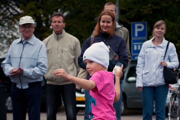 Cell Phone Throwing Contest in Finland (46 pics)