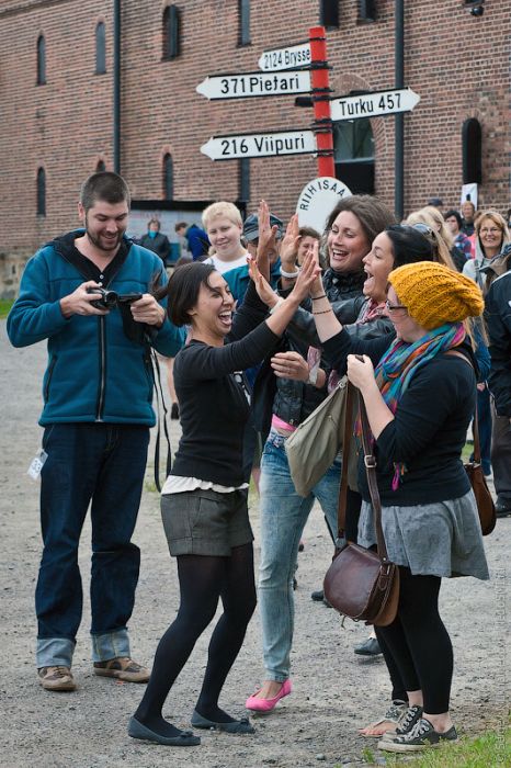 Cell Phone Throwing Contest in Finland (46 pics)