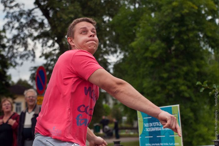 Cell Phone Throwing Contest in Finland (46 pics)