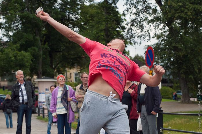 Cell Phone Throwing Contest in Finland (46 pics)