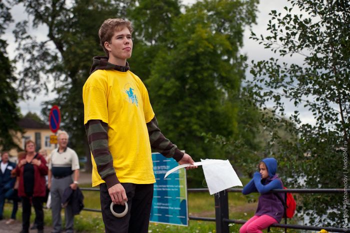 Cell Phone Throwing Contest in Finland (46 pics)