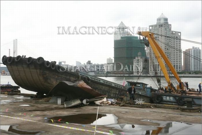 Cargo Ship Hits Sand Barge in China (22 pics)