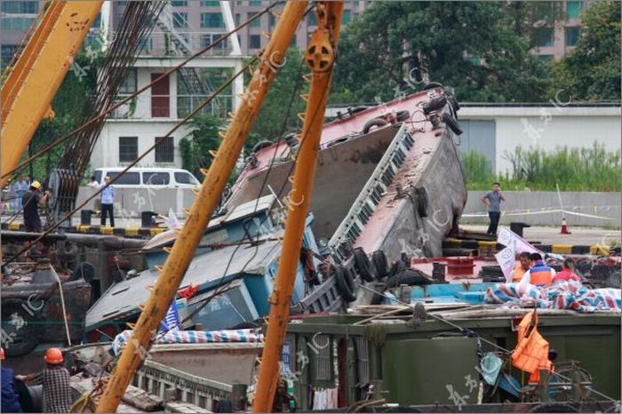 Cargo Ship Hits Sand Barge in China (22 pics)