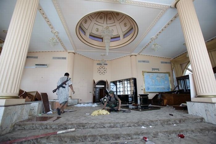 Libyan Rebels Inside Muammar Gaddafi House (15 pics)