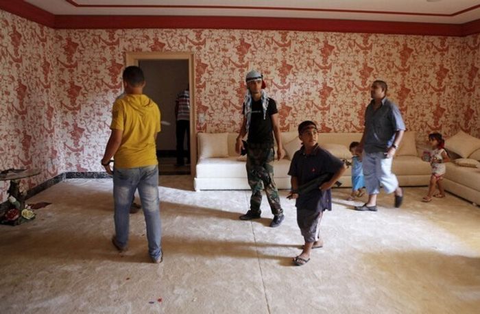 Libyan Rebels Inside Muammar Gaddafi House (15 pics)