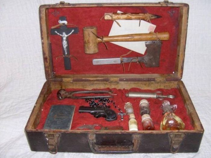 Vintage Vampire Hunting Kits (38 pics)