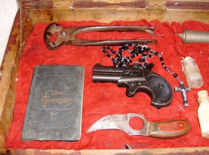 Vintage Vampire Hunting Kits (38 pics)