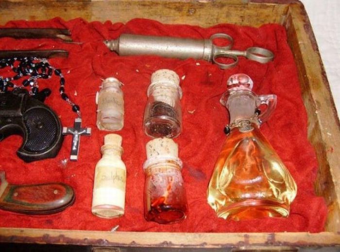 Vintage Vampire Hunting Kits (38 pics)