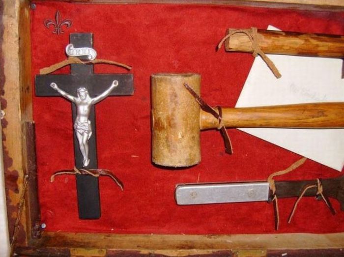 Vintage Vampire Hunting Kits (38 pics)