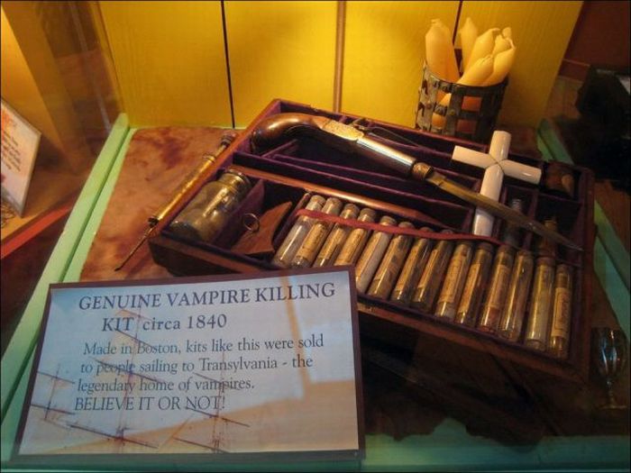 Vintage Vampire Hunting Kits (38 pics)