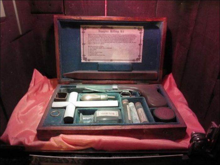 Vintage Vampire Hunting Kits (38 pics)