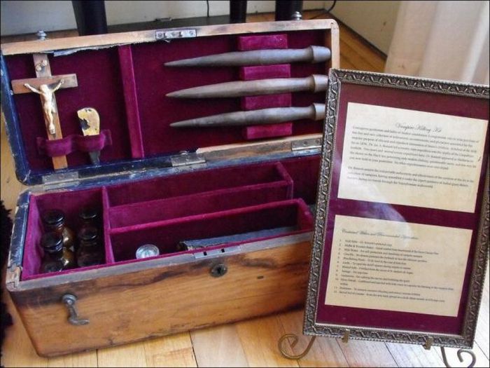 Vintage Vampire Hunting Kits (38 pics)