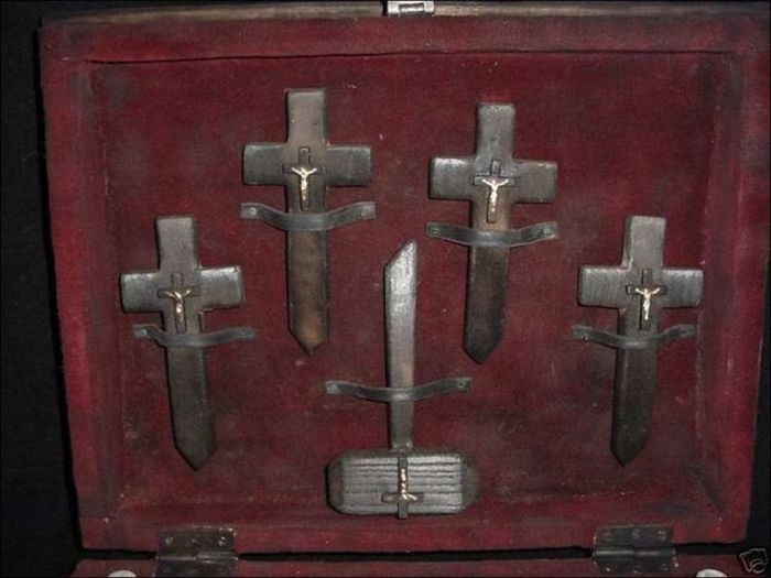 Vintage Vampire Hunting Kits (38 pics)