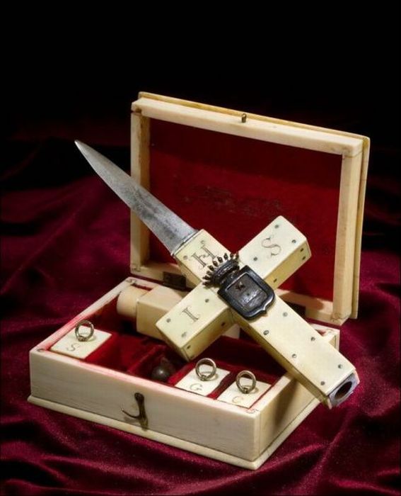 Vintage Vampire Hunting Kits (38 pics)